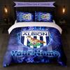 Set Biancheria da Letto Personalizzato West Bromwich Albion FC con Nome Testo 1 Copripiumino + 2 Federe Logo Calcio Regalo Personalizzato per Occasioni Speciali Decorazione Camera da Letto