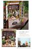 Moin moin Puppenhaus Miniatur DIY Bausatz | Gartencafé | Gewächshaus, Café, Rosen, Blumen im Überfluss | Großes, 1/24 Maßstabsmodell | LED-Licht + Acrylvitrine