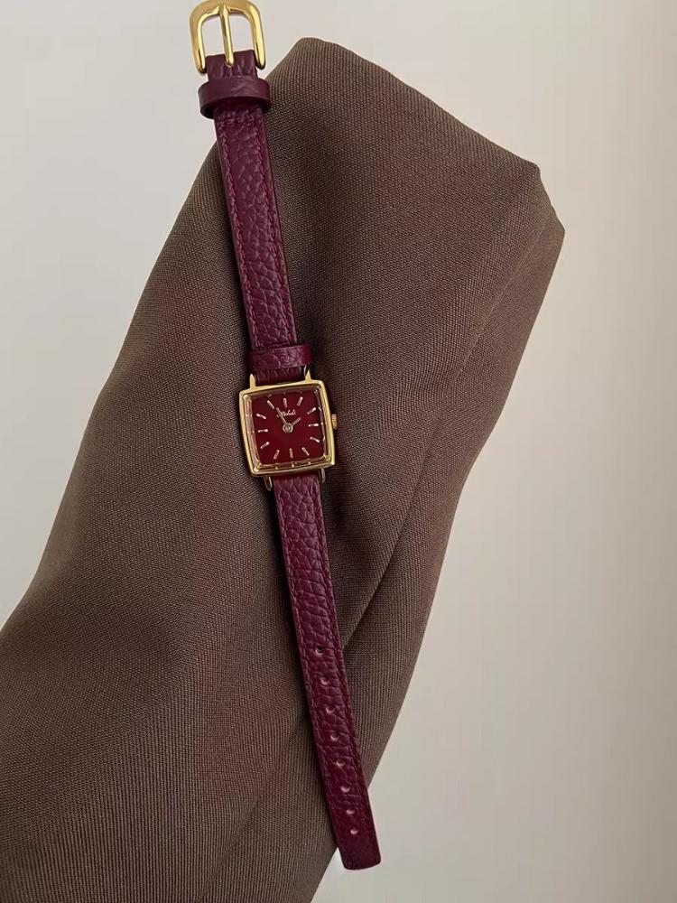 Luxusní červené dámské hodinky s quartzovým strojkem Retro zlaté ručičky Vynikající hodinky Dárkové hodinky pro ženy
