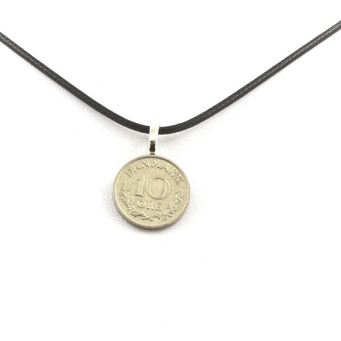 Pierres et Minéraux. Collier pièce de monnaie Danemark 10 øre - Frederik IX Cordon noir.