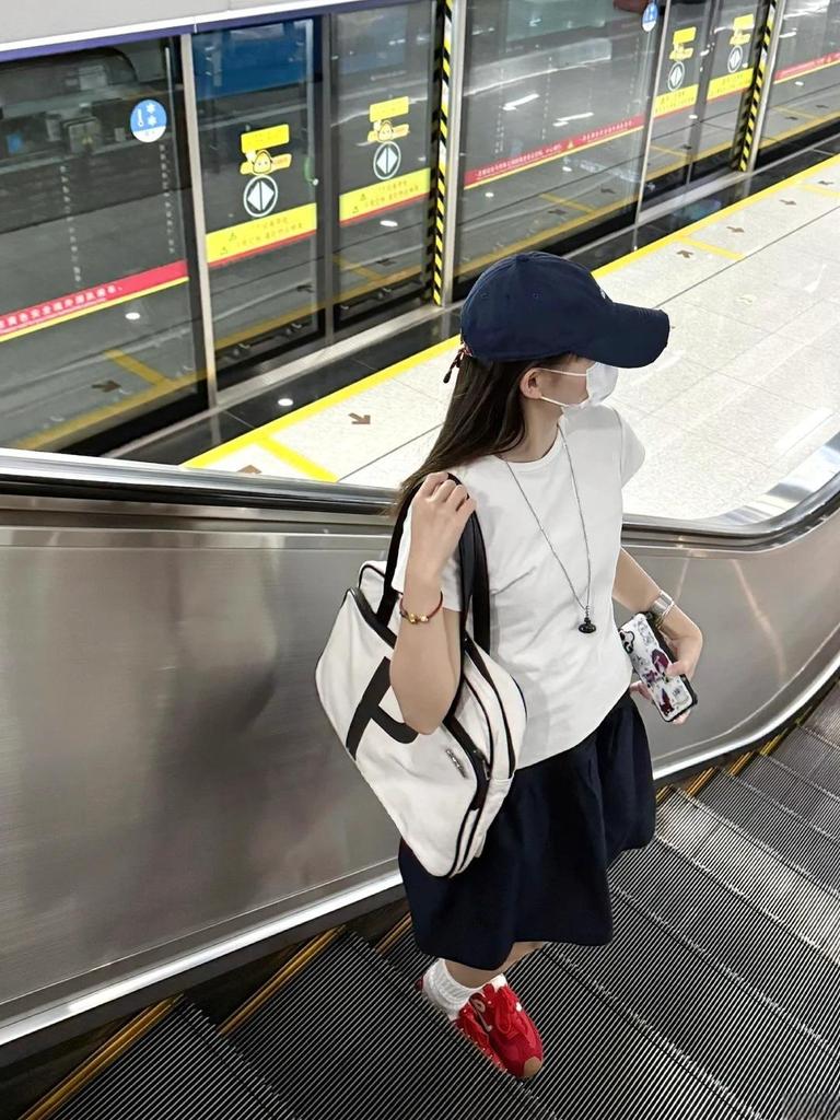 Ναυτικό Μπλε Preppy Α-γραμμής Μίντι Φούστα, Ελαστική Μέση, Μήκος μέχρι το Γόνατο, Μικρό Μέγεθος, Γυναικεία Συλλογή Άνοιξη/Καλοκαίρι 2025.