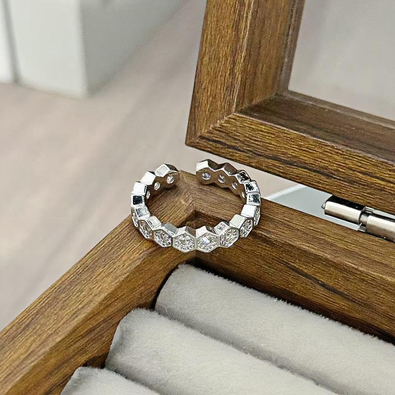 Bague Zir*****Pen Exquise Super Flash Rangée Diamants Lumière de Bague de Luxe Niche Haut Sens Mode Navette Bague Index Personnalisée