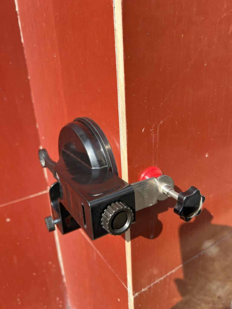 Saugheber für großformatige Fliesen mit Feststellschraube für 90°-Winkel und Spalteinstellung