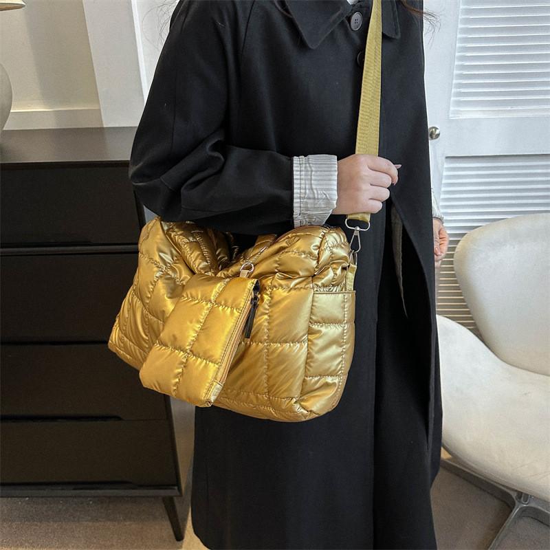 Modern And Chic Womens Single Shoulder Bag With Ample Room For Daily Essentials In Colors Classic