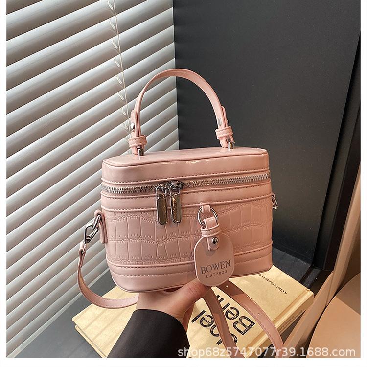 

Niche design small bag women s 2025 new fashion versatile portable box bag Korean version casual shoulder messenger bag