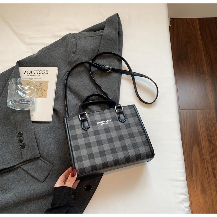 Versatile large-capacity commuter bag women's new Korean version of foreign-style plaid handbag fashion casual messenger bag