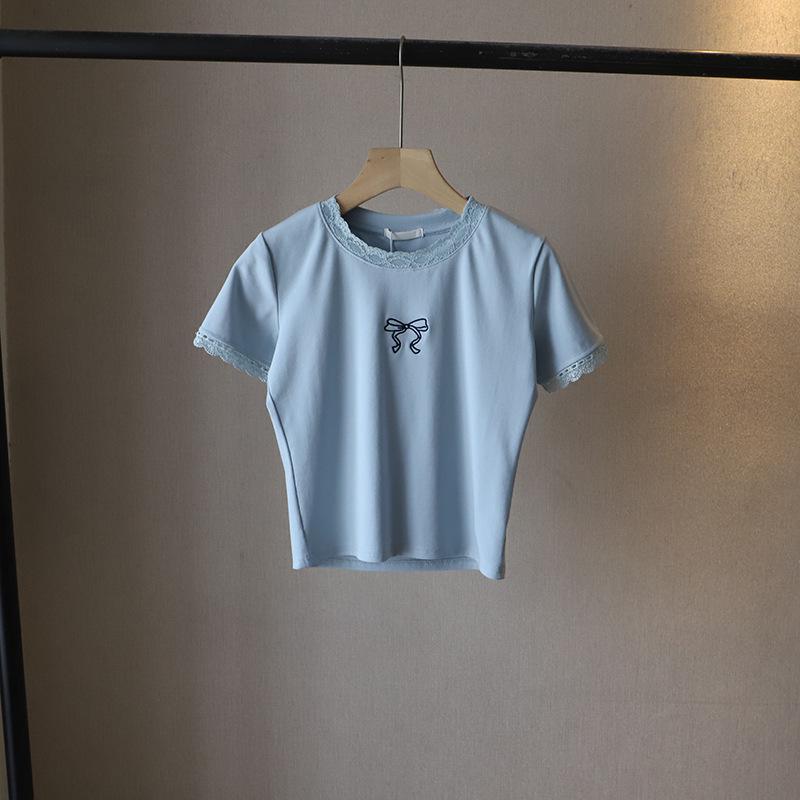 

Летняя женская футболка с кружевной вставкой, вышивкой в виде банта One Size синий