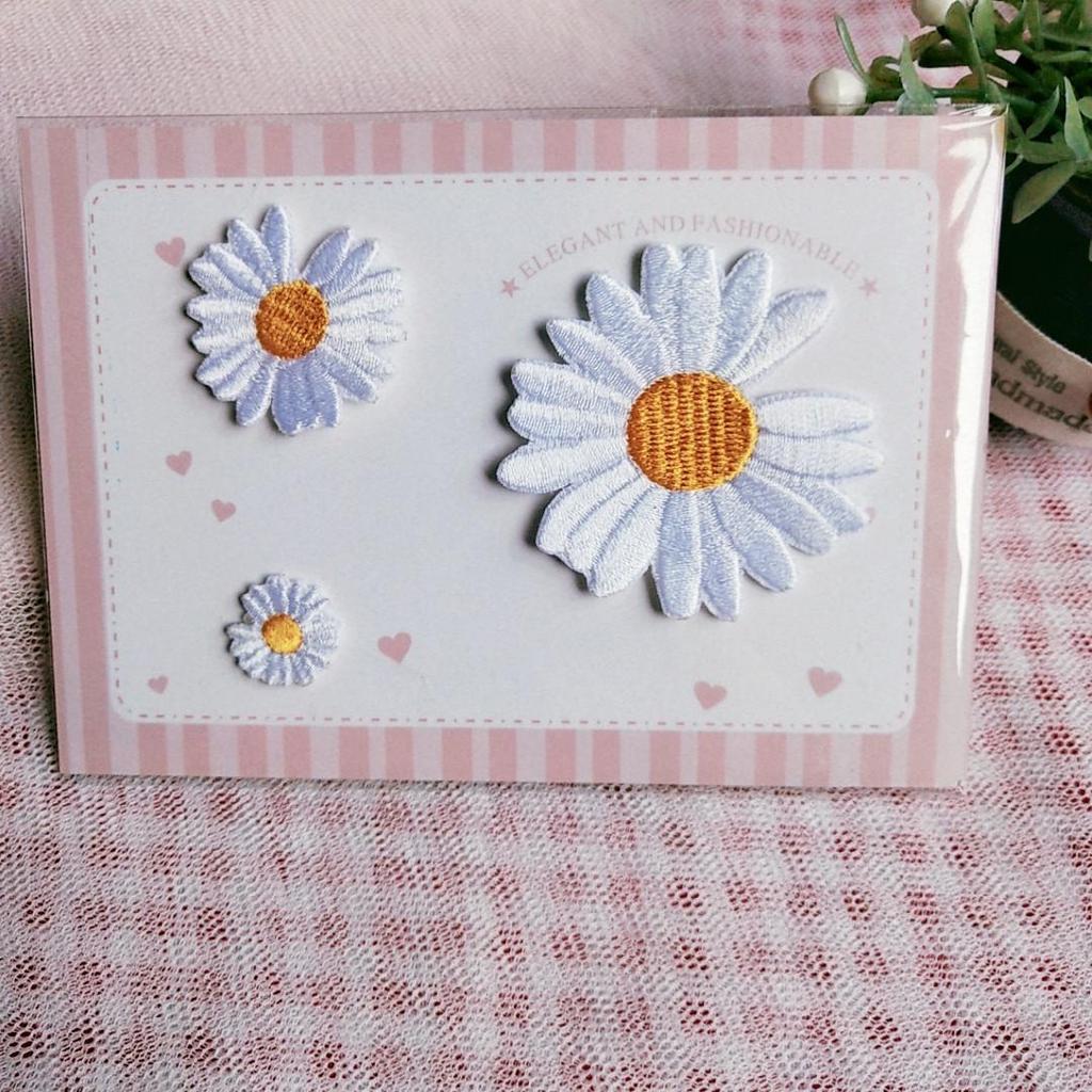 White Daisy Embroidery Hook & Loop Patch - Self-Adhesive Decorative Applique for Clothes and Bags