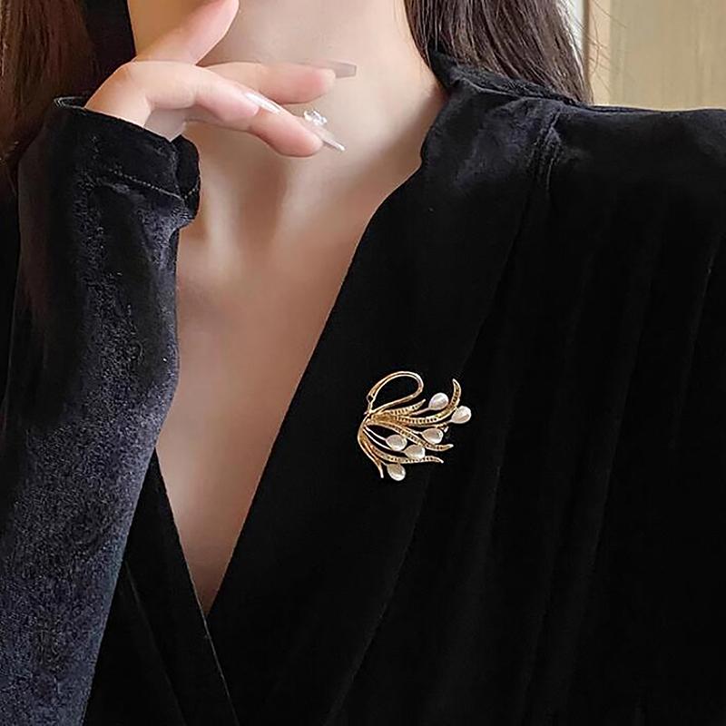 Luxury Opal Swan Brooch High-grade Women's Corsage Pin Design Sense Of Niche Clothing Accessories To Prevent Exposure