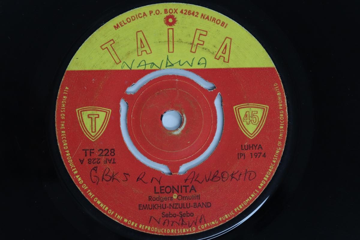 

7inch Record EMUKHU NZULU BAND - Leonita / Tembelesia TF228 TAIFA 1974 Kenya World Music Used