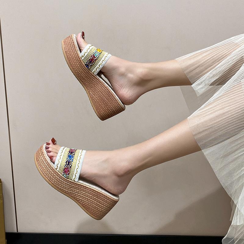 Large-sized Flat-bottomed Flip-flops for Women in The Summer of 2025.Bohemian Vacation Style for Women Wearing Flip-flops 35-43