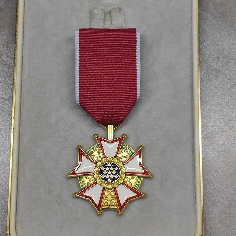 

Медаль «За заслуги», Офицерский класс, Памятный знак к 75-летию Победы во Второй мировой войне, Рождественский подарок, Подарки в чулок