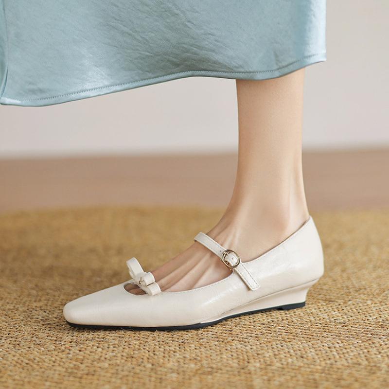 New women's casual wedge shoes, light mouth low top large size soft sole, low heel pointed head, black women's single shoes for all seasons