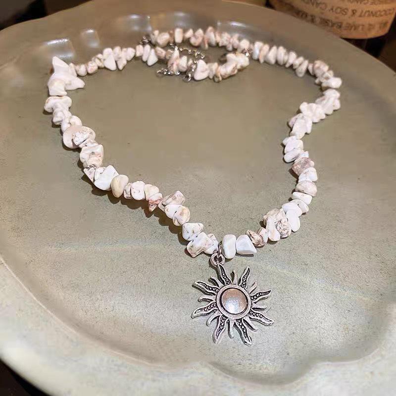 

Personality Temperament Ancient Silver Sun Flower Pendant White Crushed Stones Necklace for Women Retro Charm Jewelry Accessory