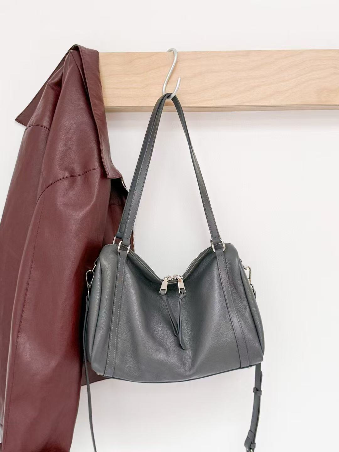 

A Simple and Elegant Cowhide Boston Bag. A Single-shoulder, Crossbody Pillow Bag Made of Cowhide сірий колір
