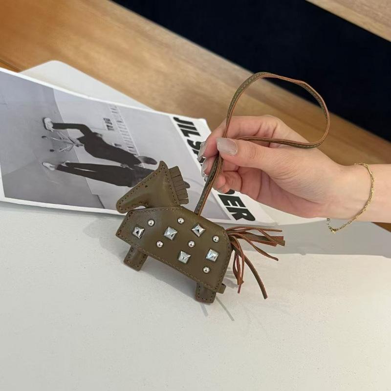 Üst Düzey El Yapımı Deri Zırhlı Savaş Atı Kolye Ucu Moda Gümüş Perçinli At Çantası Süsü Aksesuarları Araba Kolye Ucu Doğum Günü Hediyesi