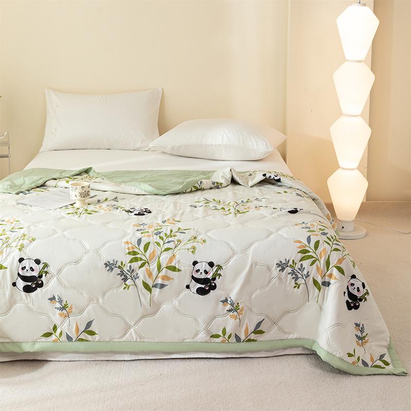 Cartoon Style Summer Quilt, Machine Washable Cotton, 100x150x200, Perfect for Dorms and Air-Conditioned Rooms.