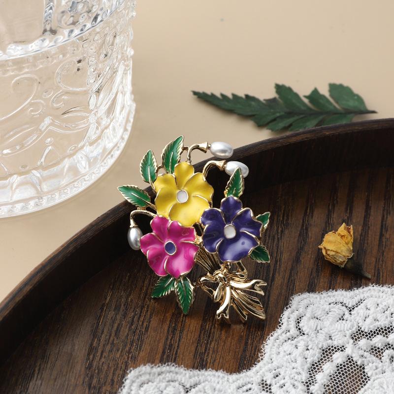 Squisiti Spille Spille Smaltate a Forma di Cuore di Fiori Vintage Eleganti da Donna Spille Distintivi Accessori Classici Vintage da Donna per Maglione Cappotto
