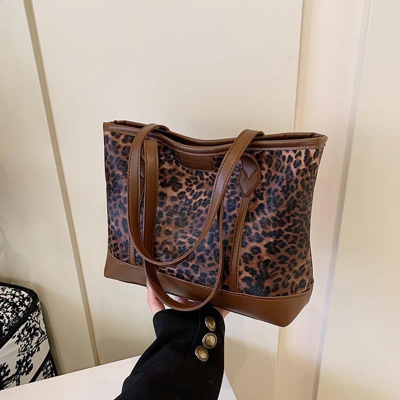 

Leopard print autumn and winter new retro large-capacity armpit bag women s light luxury commuting versatile casual personalized shoulder bag