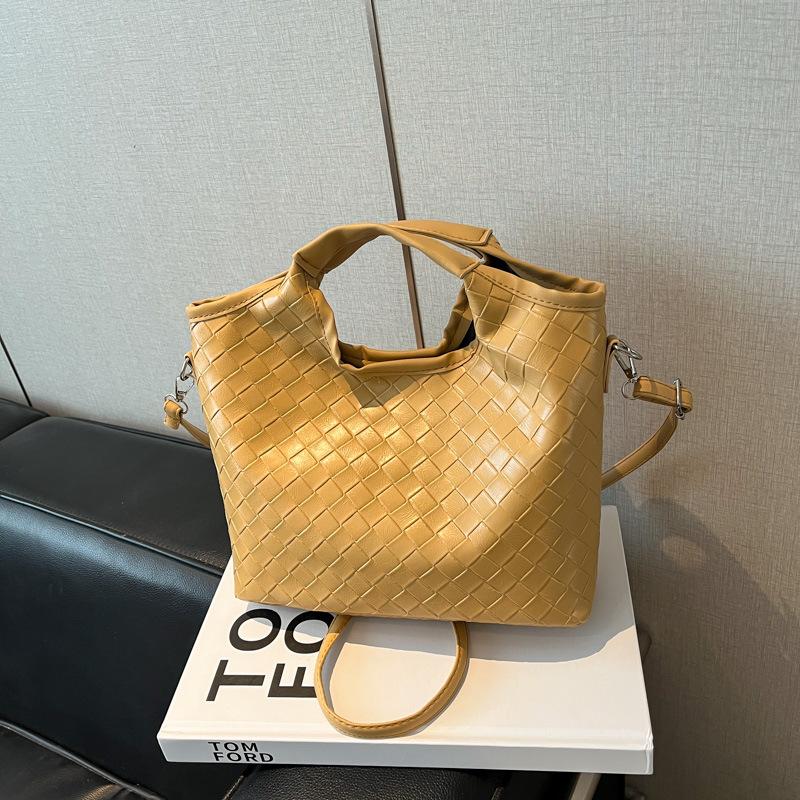 Sense niche woven bag 2026 autumn and winter new fashion messenger bag women's niche shoulder handbag