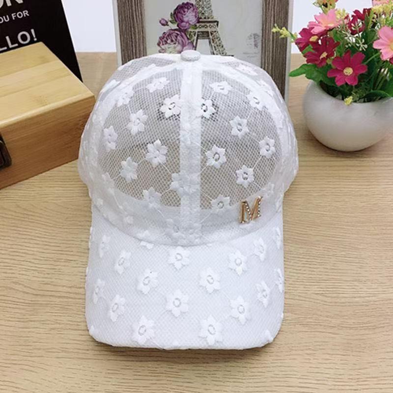 

Новая женская бейсболка с кружевом, цветком и логотипом M - летняя в корейском стиле, дышащая шляпа с солнцезащитным козырьком One Size белый