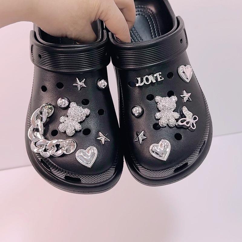 15PCS Mode Schuhanhänger Set Zubehör Loch Schuhschnalle Glänzender Kleiner Bär Silberkette DIY 3D Schuhdekorationen Partygeschenk