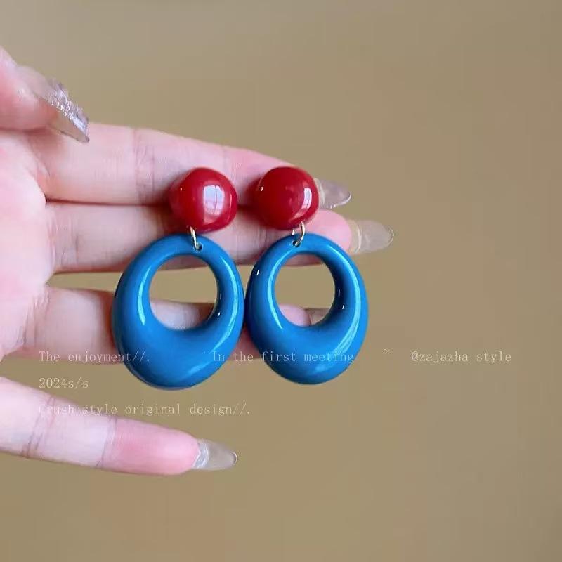 

Hong Kong style ancient earrings women s new popular high-end unique stud earrings French design exaggerated earrings