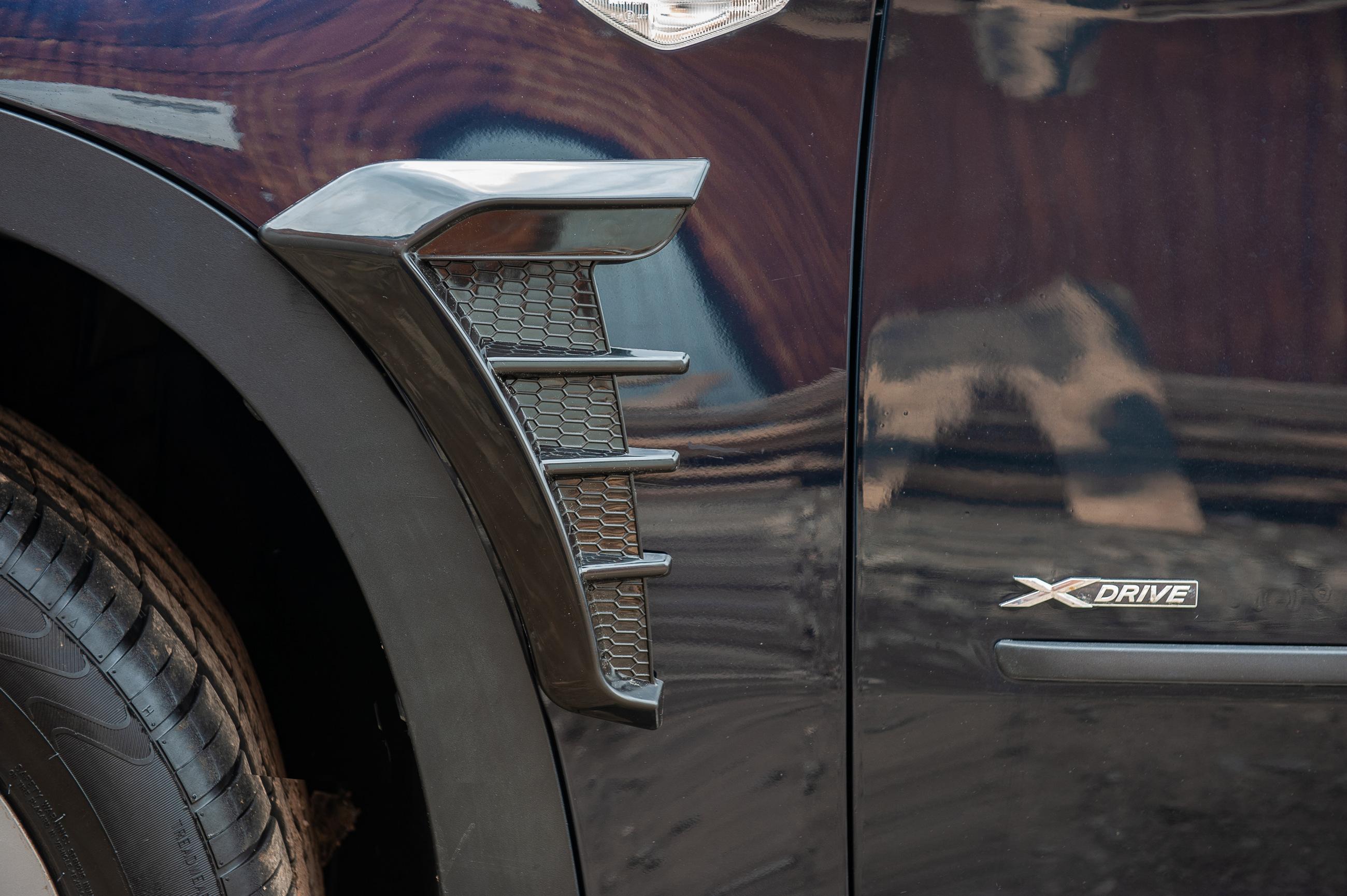 

Универсальные вентиляционные накладки на крылья тип-D (имитация, 2 шт)