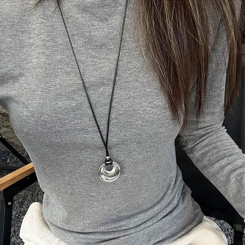 Korean Round Geometric Pendant Necklace for Women Luxury Silver Color Drop Black Rope Necklace Sweater Chain Jewelry Accessories