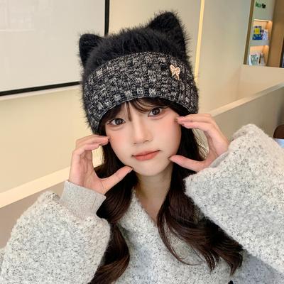Koreanische Version Herbst und Winter Neuer Hut für Damen Metall-Diamant-Logo Niedliche Ohren Strickwollmütze für Winter Warme Ohrenschutzmütze Dick