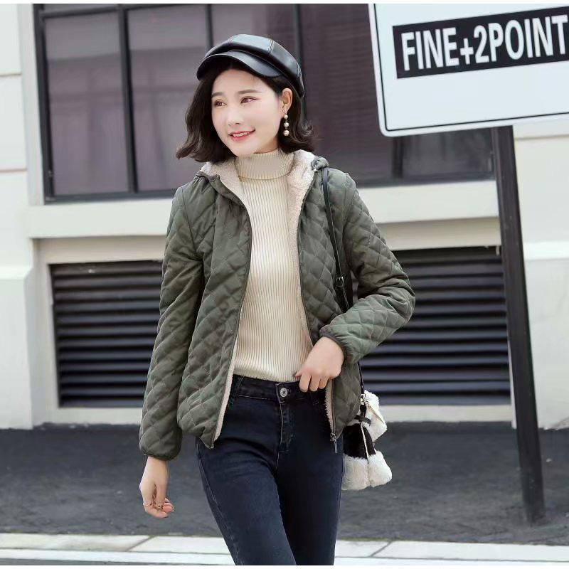 Женская куртка с капюшоном — фото 7