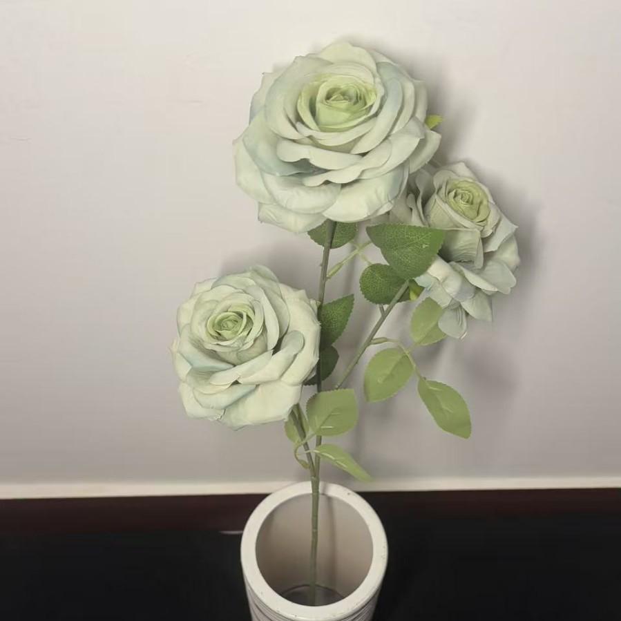 

Three-Head Diamond Rose Wedding Aisle Floral Arrangement