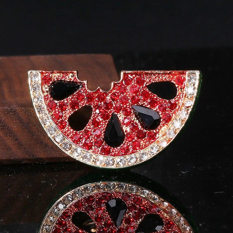 

Blucome, новая модная брошь в виде арбуза, инкрустированная сплавом, простая и универсальная булавка для воротника с капающим маслом, фруктами, антибликовым покрытием красный