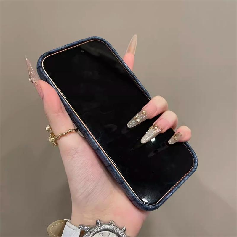 High-End Retro Crocodile Grain Phone Case for iPhone Pro Models 14, 15, 16, 17