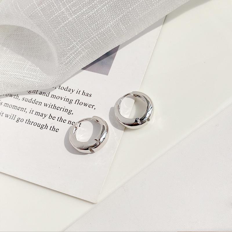 Ретро Минималистичные Глянцевые Серьги Женские Прилив Ниша Холодный Ветер Атмосферный Дизайн Мода Индивидуальность Элегантные Классические Повседневные Аксессуары