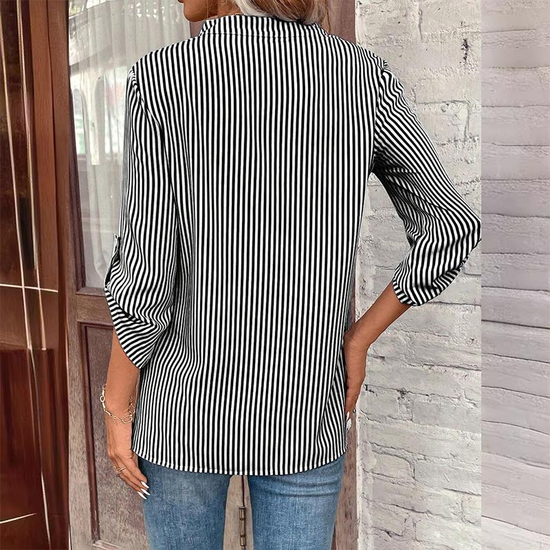 Dámský svetr s výstřihem do V, pruhovaným potiskem a dlouhým rukávem, ležérní košile