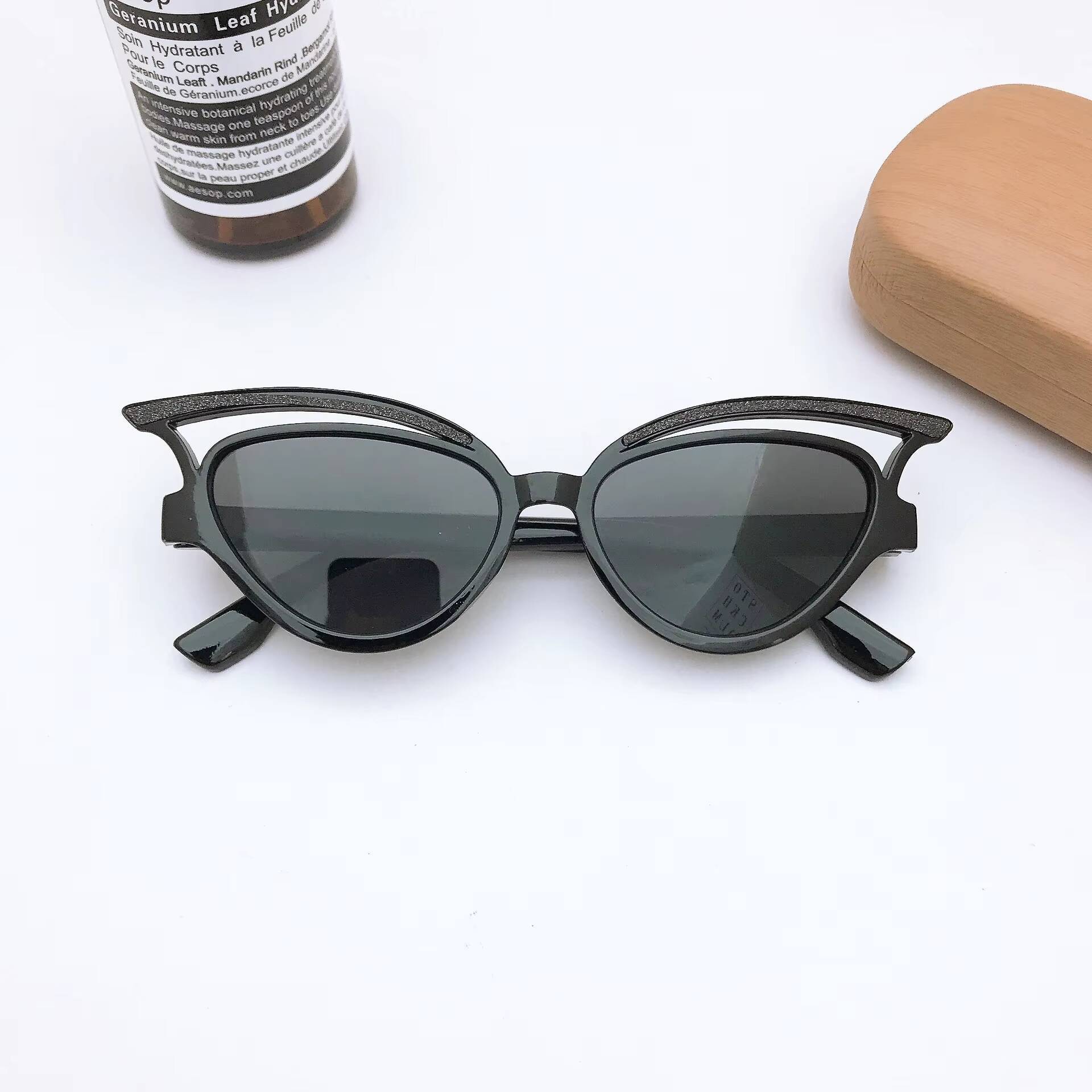 

2026 Children s Travel New Baby Sunglasses Fashion Show Girls Glasses Personality Boys Trendy чорний