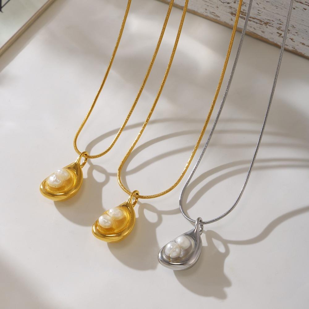 Stylish freshwater pearl versatile high-end necklace personalized simple titanium steel gold-plated