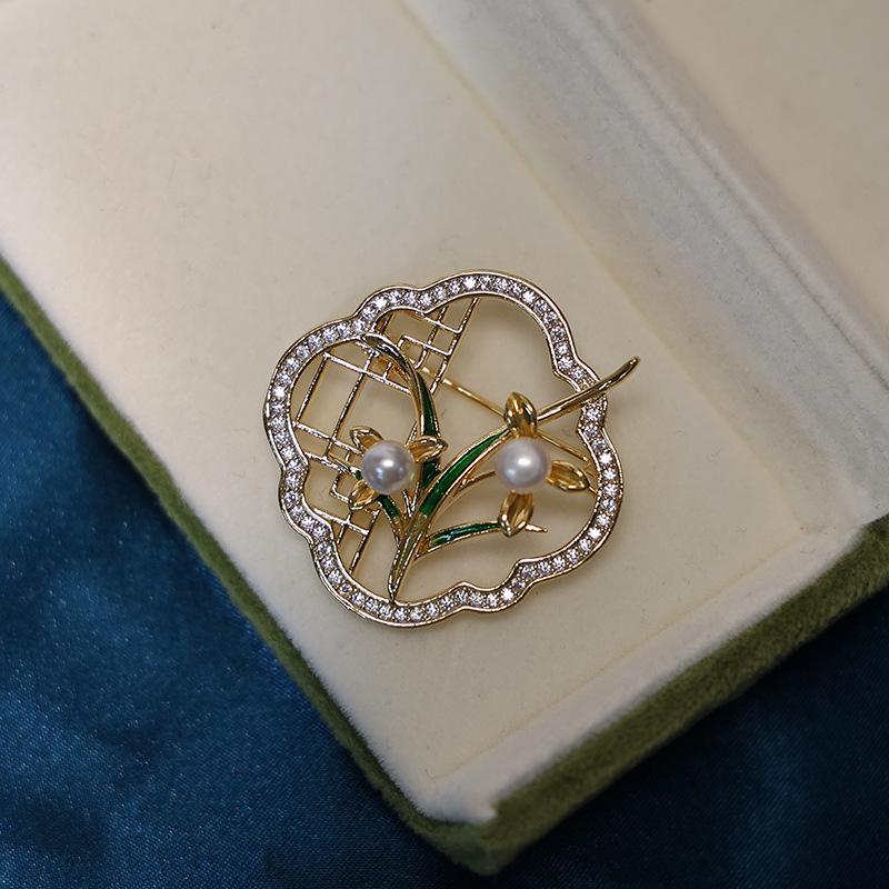 Brosche aus Kupfer im Antik-Stil: Pflaume, Orchidee, Bambus und Chrysantheme Design mit Zirkon und Perlen-Korsage.