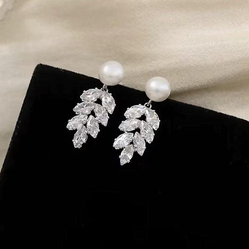 

Элегантные серьги-кисточки из листьев циркония и жемчуга для женщин - универсальные и модные аксессуары серебряный