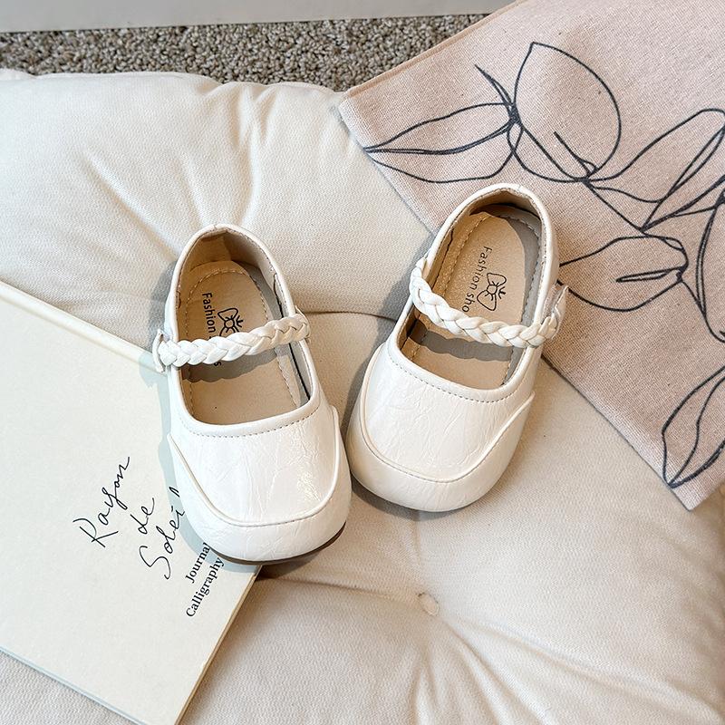 

Girls square-toed leather shoes2026Spring and summer new solid color woven dance performance shoes for girls, available in small, medium, and large 23-25Code one hand3Double бежевый