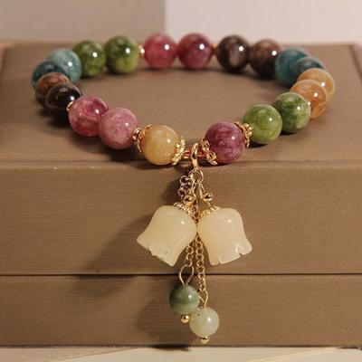 Handgefertigtes Perlenarmband für Damen mit Natursteinperlen und Blumenanhänger Verstellbares Stretchband Einzigartiges Design Lässiges Schmuckaccessoire