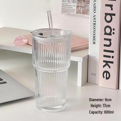 Minimalistischer gerippter Glas Trinkbecher