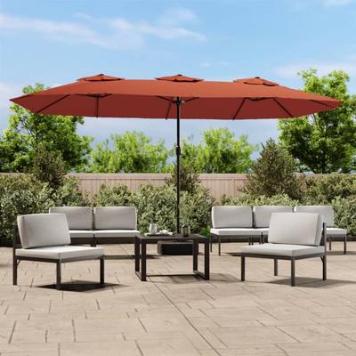 Muebles de jardín – Paraguas en el mostrador de la calle