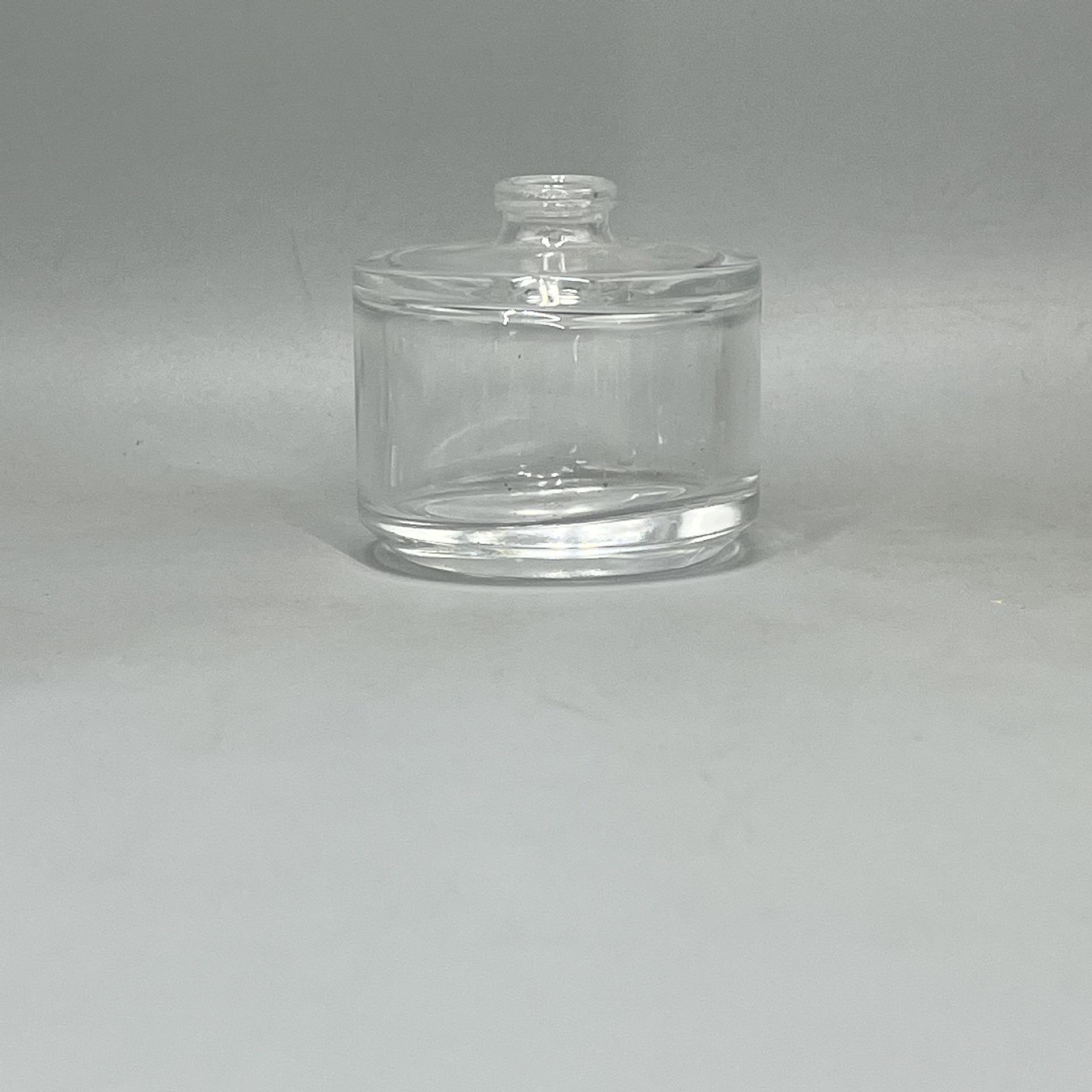 Cylindrical Perfume Bottle with Beech Wood Lid, 100ML Refillable Spray.