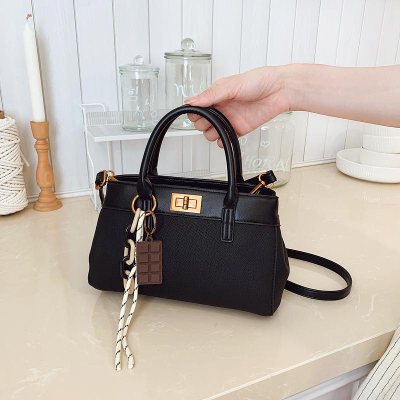 

Retro niche design large capacity 2025 autumn new casual simple fashion trend women s shoulder handbag чёрный