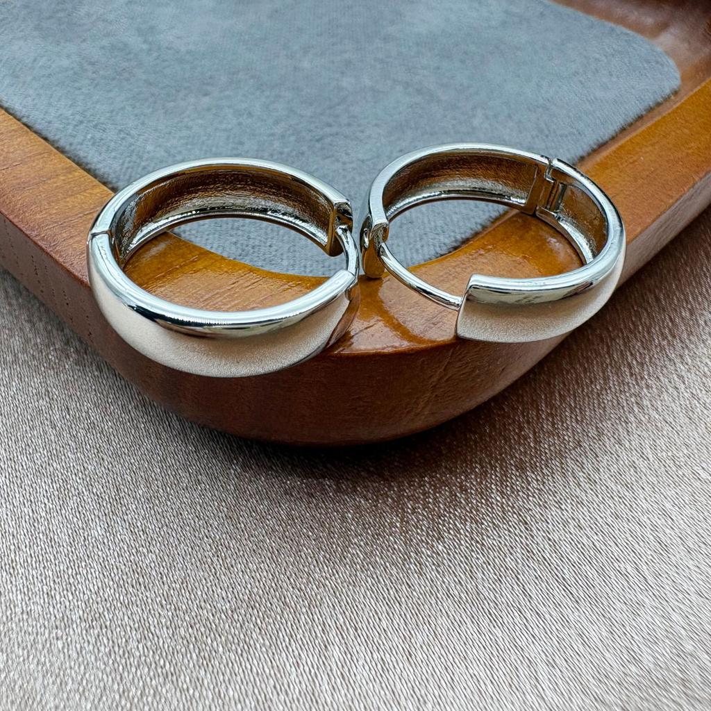 Versatile bi in!! Irregular gold brushed earrings, simple ear buckles, fashionable commuter earrings