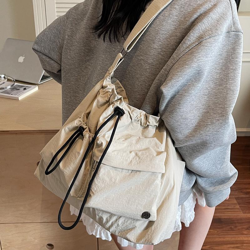 Korean version of fashion casual shoulder bag 2025 new multi-pocket drawstring bucket bag versatile girl lightweight messenger bag
