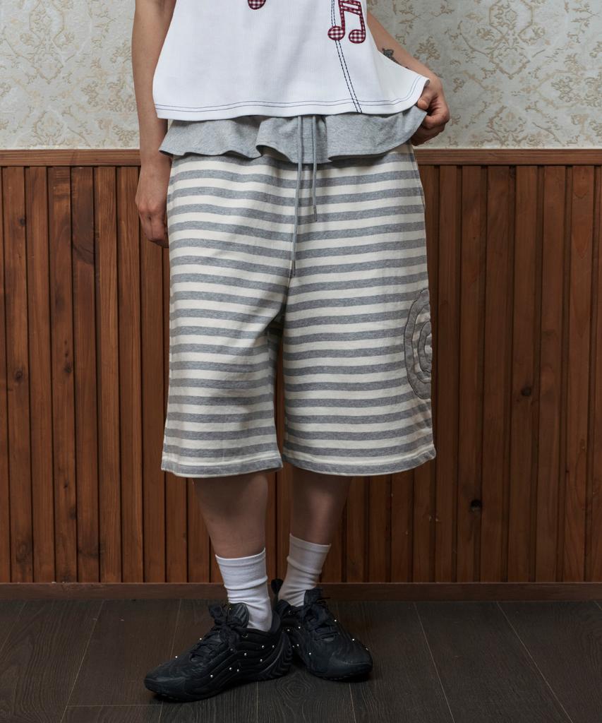 Lujeoseukeulleob [Jamaehwa] Frill Layered Striped Bermuda Sweatpants Gray