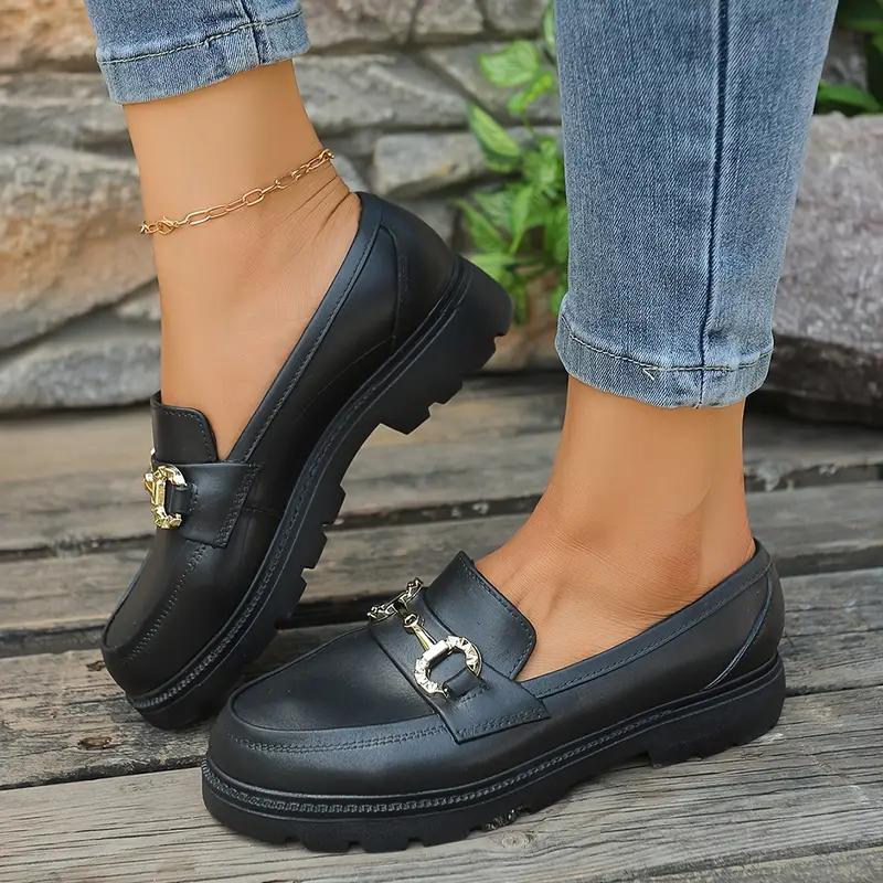Damesko i metallisk loafers-stil med dekorative spennestropper - Slip-on sko med rund tå som er komfortable for alle årstider